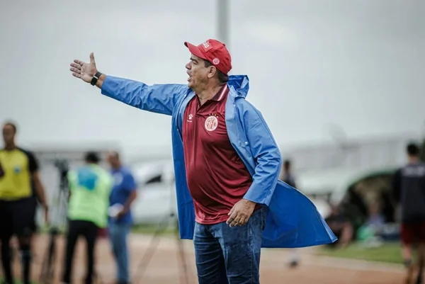 Treinador Moacir Júnior à beira do campo no jogo do América de Natal pela Série D