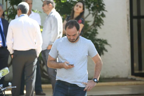 Carlos Bolsonaro ataca entrada de “time” de lavajatistas na política