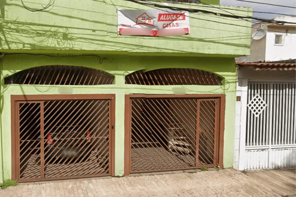 Imagem colorida da casa que pai tentou atear fogo com filhas dentro - Metrópoles