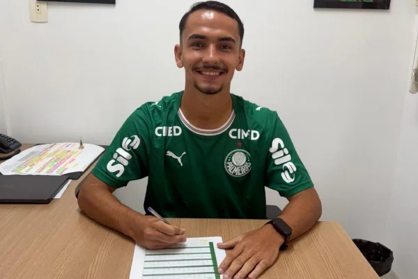 Jovem promessa do Distrito Federal assina contrato com o Palmeiras