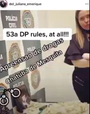 A moça posava em frente ao material apreendido