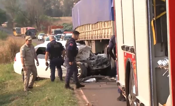 Antes de jogar carro contra caminhão, pai manda filho gravar vídeo: “Adeus, mãe”