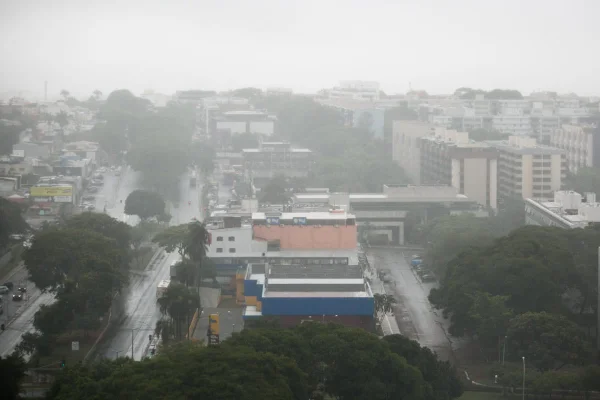 DF amanhece tomado por neblina após passagem de frente fria do Sul