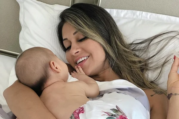 Mayra Cardi assusta fãs ao cobrir rosto da filha: “Vai sufocá-la”