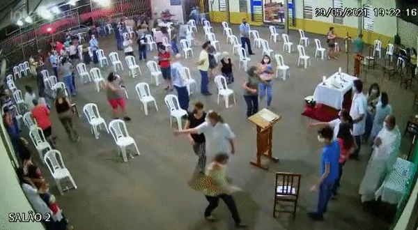 Para fugir de abordagem policial, homem invade missa de 7º dia