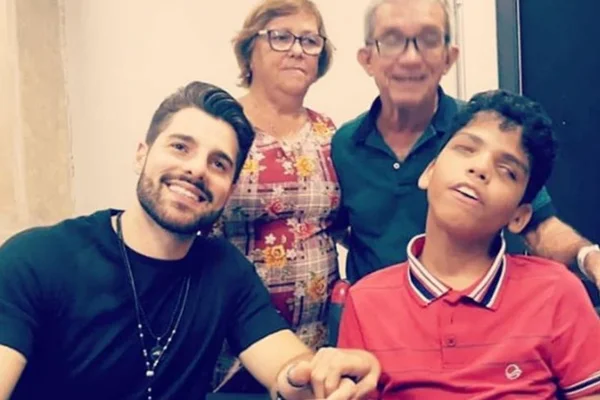 Garoto com paralisia realiza sonho de cantar com DJ Alok no palco
