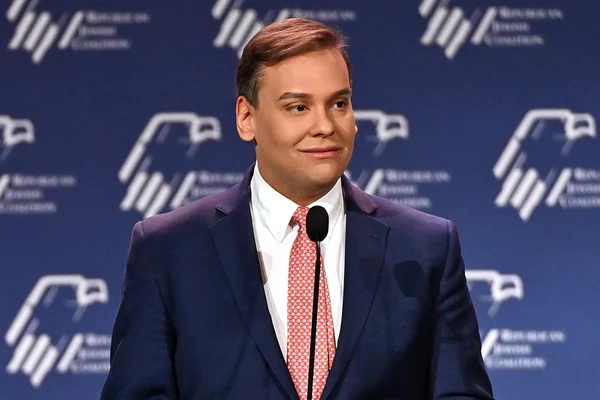 Foto colorida de George Santos, deputado brasileiro que mentiu em usa biografia - Metrópoles