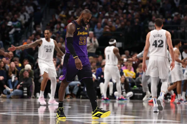 Foto colorida de LeBron James contra o Dallas Mavericks - Metrópoles