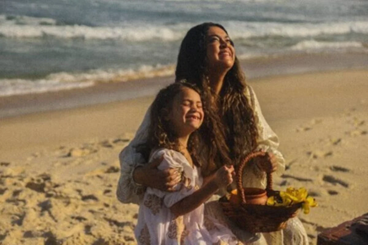 Preta Gil e a neta, Sol de Maria, são clicadas na praia Preta Gil e a neta, Sol de Maria, são clicadas na praia