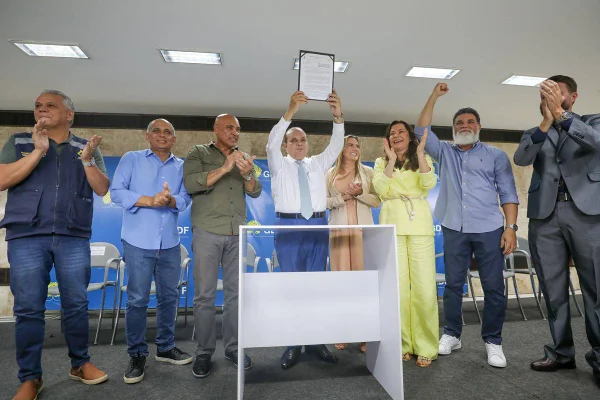 Governador Ibaneis Rocha assina reestruturação salarial da carreira socioeducativa
