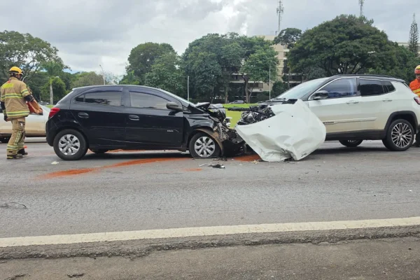 Colisão frontal no Eixão Sul