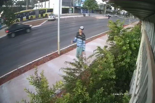 homem de camiseta listrada andando