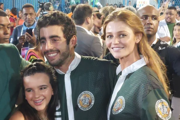 Logo após eliminação no BBB22, Pedro Scooby é ovacionado na Sapucaí