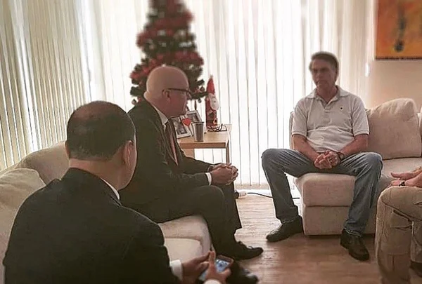 Após desconvidar Cuba para posse, Bolsonaro recebe dissidente cubano