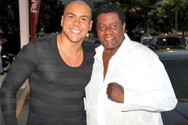 Lincoln e Tony Tornado posam juntos - Metrópoles
