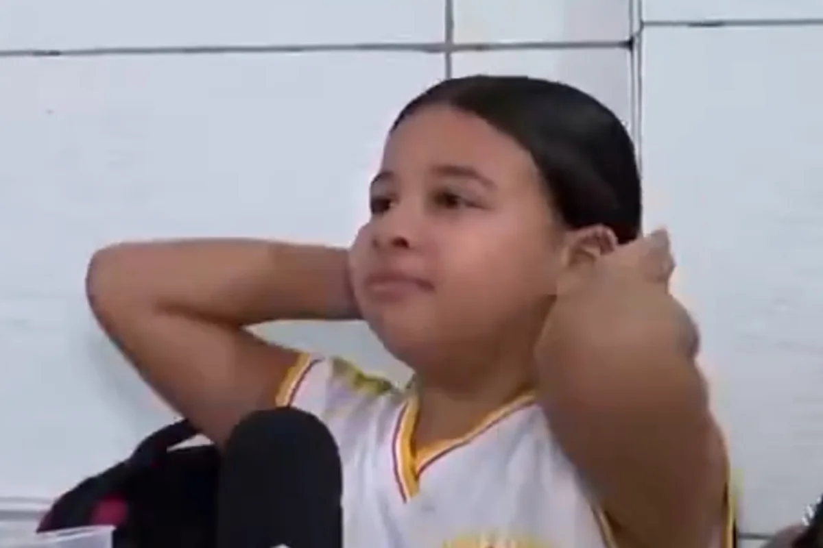 Menina se recompõe após o momento emotivo em entrevista Menina se recompõe após o momento emotivo em entrevista