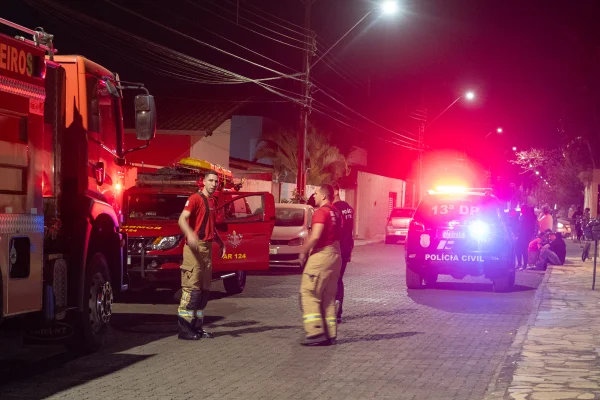 Homem de 69 anos morre após casa em condomínio no DF pegar fogo
