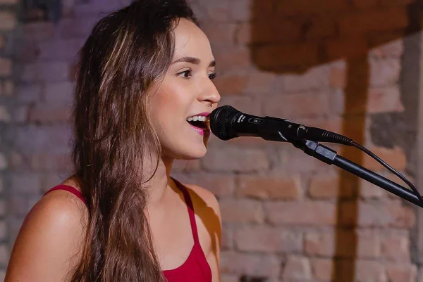 Foto colorida de Katherine, cantora assaltada em SP - Metrópoles
