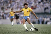 Éder Aleixo encobriu o goleiro contra a Escócia em 1982. Éder Aleixo encobriu o goleiro contra a Escócia em 1982.
