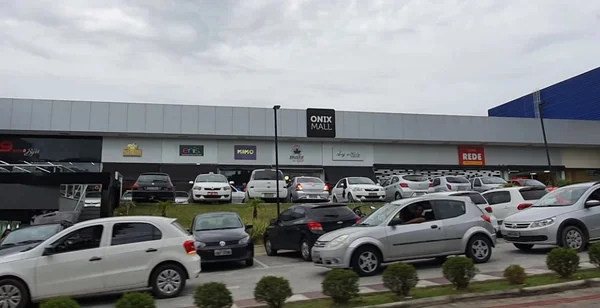 Bares e lojas de BH ignoram decreto que restringe funcionamento
