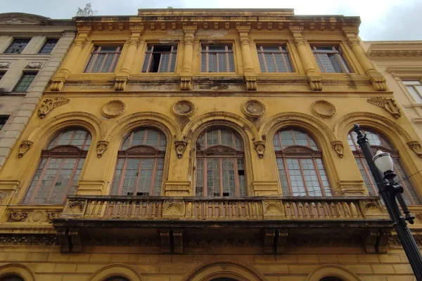 Allan Ruiz descobriu, de forma inusitada, que o projeto de um palacete no centro de SP, adquirido por ele em 2025, era de Ramos de Azevedo - Metrópoles
