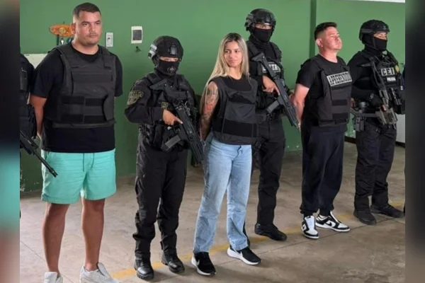 Com sorriso no rosto, irmã de narco procurado pelos EUA é presa