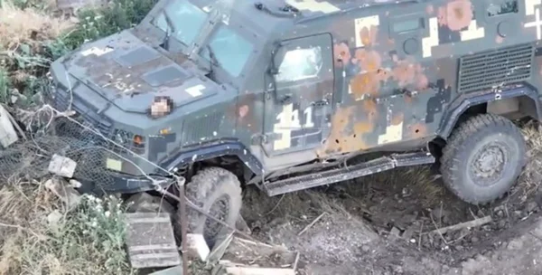 imagem colorida. Carro blindado