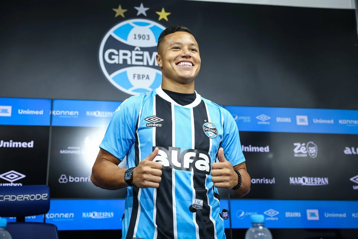 Foto colorida de Marlon, lateral do Grêmio