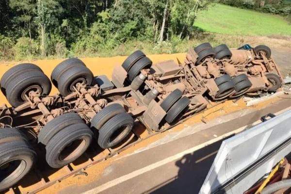 Imagem colorida de careta após o tombamento do veículo na BR-282 em Maravilha
