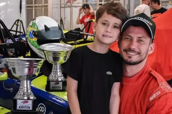 Imagem colorida mostra o piloto Eduardo Imamura com o filho Bento no colo - Metrópoles