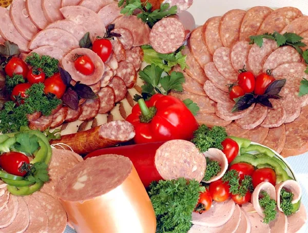 Consumo de carne processada eleva risco de câncer em 18%, aponta estudo da OMS