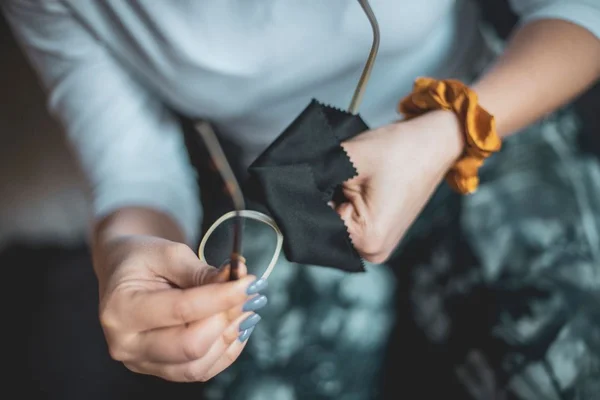 Veja como limpar óculos de grau sem danificar as lentes