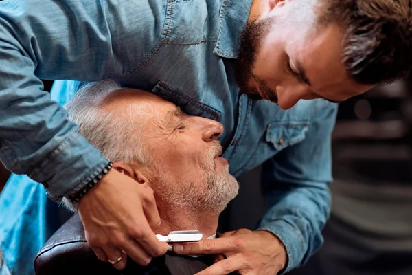 Novembro Azul: barbearia dá corte a cliente que mostrar exame de toque
