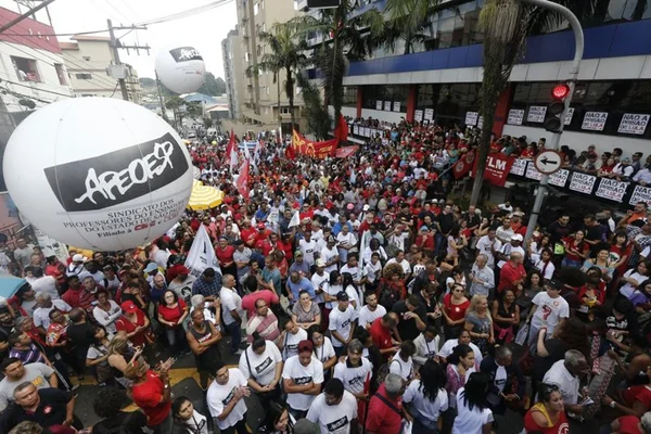 Milhares aguardam fala de Lula em frente a sindicato no ABC paulista