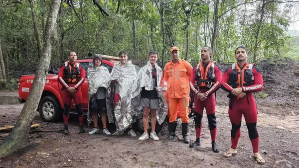 imagem colorida turistas ficam perdidos em trilha na bahia