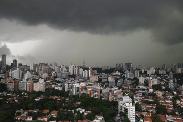 Imagem colorida de céu escuro de chuva. Metrópoles