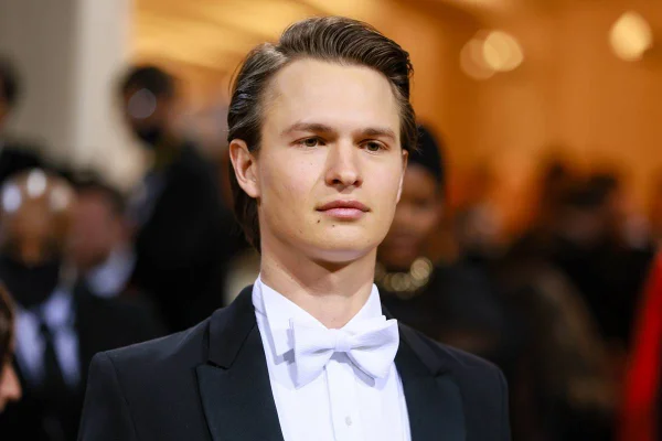 Ansel Elgort no Met Gala de 2022, posando com terno - Metrópoles