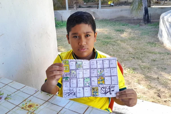 Menino de 11 anos desenha o próprio álbum da Copa no Sertão da PB