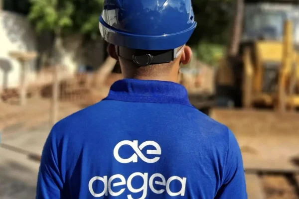 Imagem de funcionário da Aegea, uma das maiores empresas privadas de saneamento básico no Brasil - Metrópoles