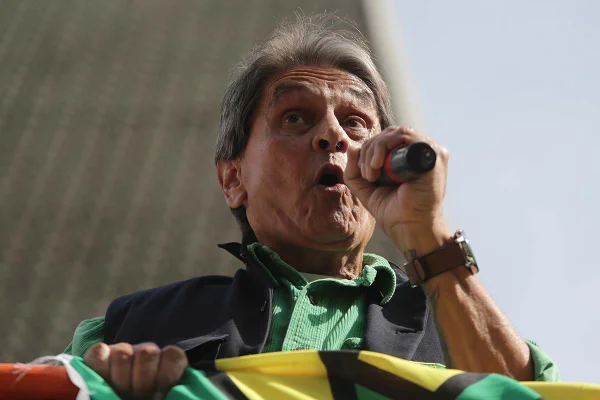 São Paulo (SP) - 01/05/2021 - Manifestação em apoio ao Presidente Jair Bolsonaro em SP - O presidente Nacional do PTB, Roberto Jefferson, durante ato com Apoiadores do presidente Jair Bolsonaro (sem partido), na Avenida Paulista, região central de São Paulo, neste sábado 01 de Maio, dia do Trabalhador. A manifestação é a favor do presidente, contra o governador João Doria (PSDB). Foto: Fábio Vieira/Metrópoles
