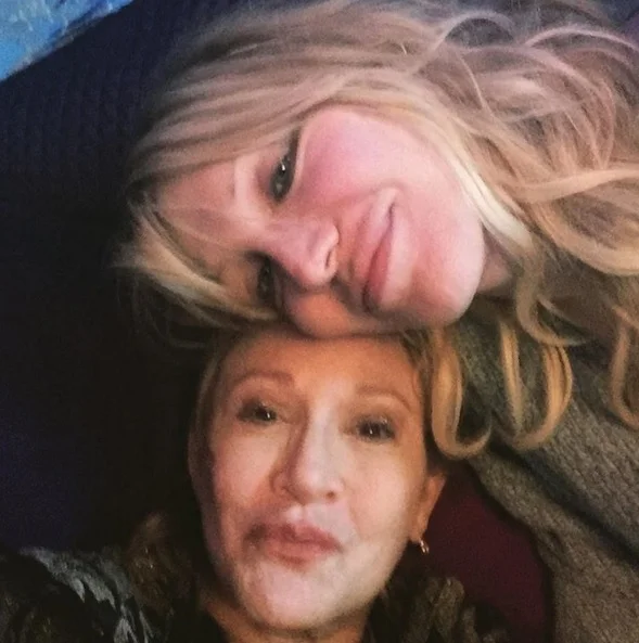 Double trouble. Courtney Love e Princesa Léia (Carrie Fisher) são amigas de anos e passaram as festas juntas