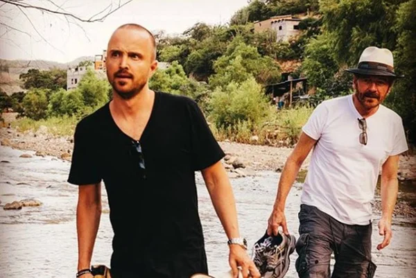 Atores de Breaking Bad postam foto e intrigam fãs na internet