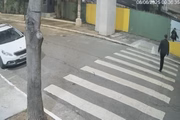 Câmera de segurança gravou Adriano caminhando em direção à passarela