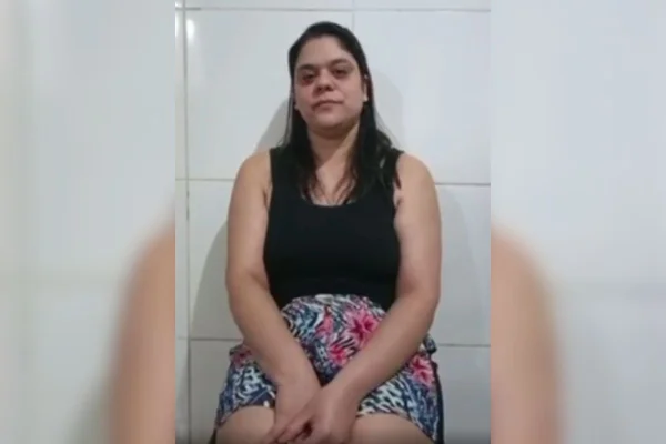 Imagem colorida de uma mulher sentada