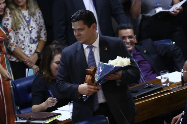 Depois de confiscar pasta, Kátia Abreu leva flores para Alcolumbre