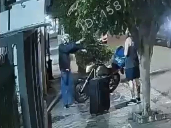 Imagem mostra momento em que assaltante aponta arma para rosto de vítima