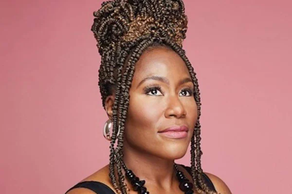 foto colorida de mulher negra olhando para longe - metrópoles