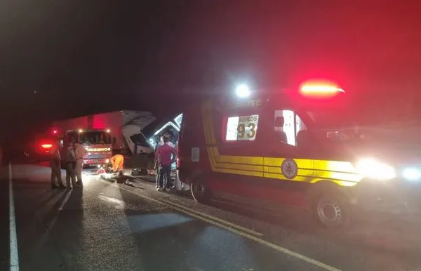 Acidente entre van e caminhão mata 12 pessoas em Tocantins