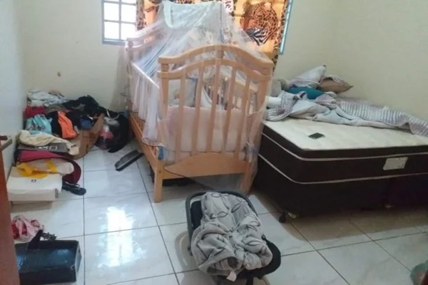 Homem agride mulher com raquete e a mantém em cárcere privado em Goiás