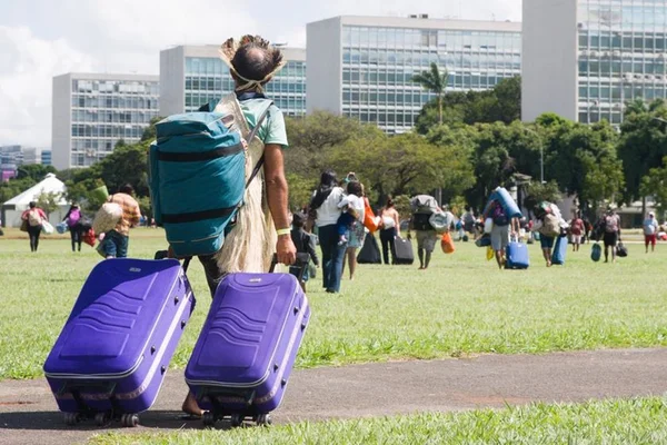 Após acordo, indígenas deslocam acampamento para o Teatro Nacional